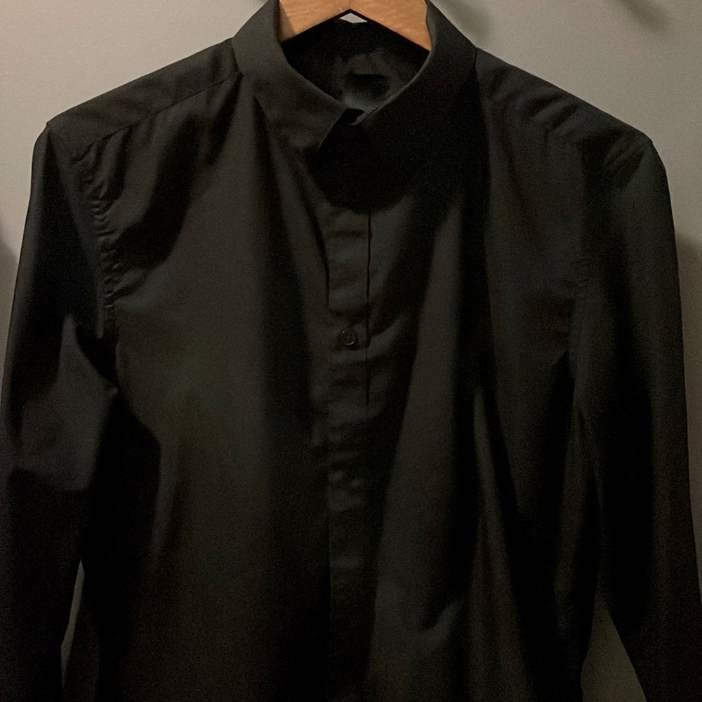 H&M black non-wrinkle shirt